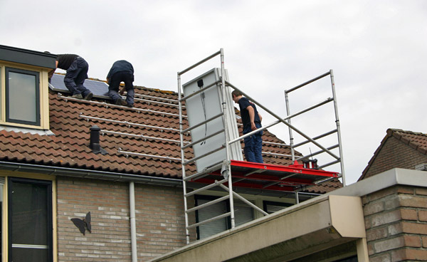 Plaatsen van zonnenpanelen op dak van een huis